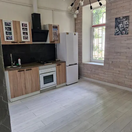 Next To Deribasivska אורחן