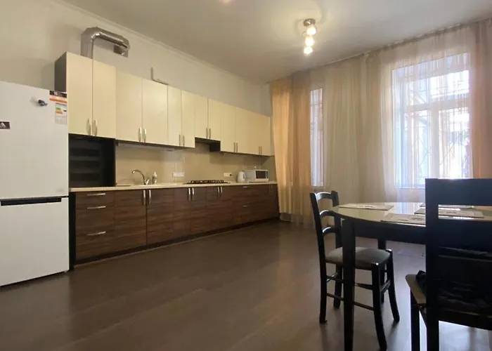 Next To Deribasivska אורחן