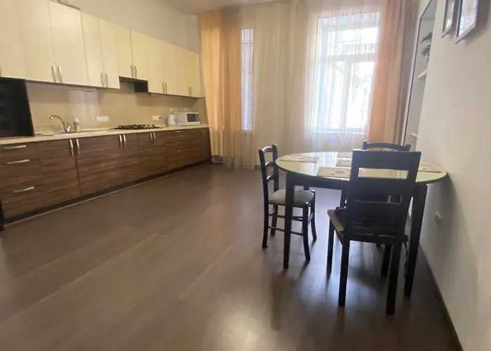 宾馆 Next To Deribasivska 敖德萨