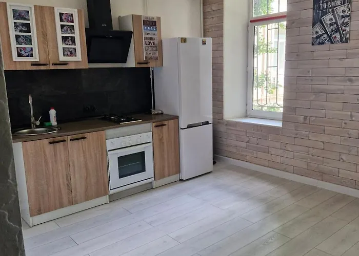 Next To Deribasivska אורחן